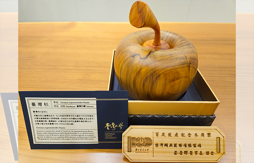 回饋母校百歲榮耀！台灣開廣董事長蔡晉暉獲頒台大「紀念木蘋果」